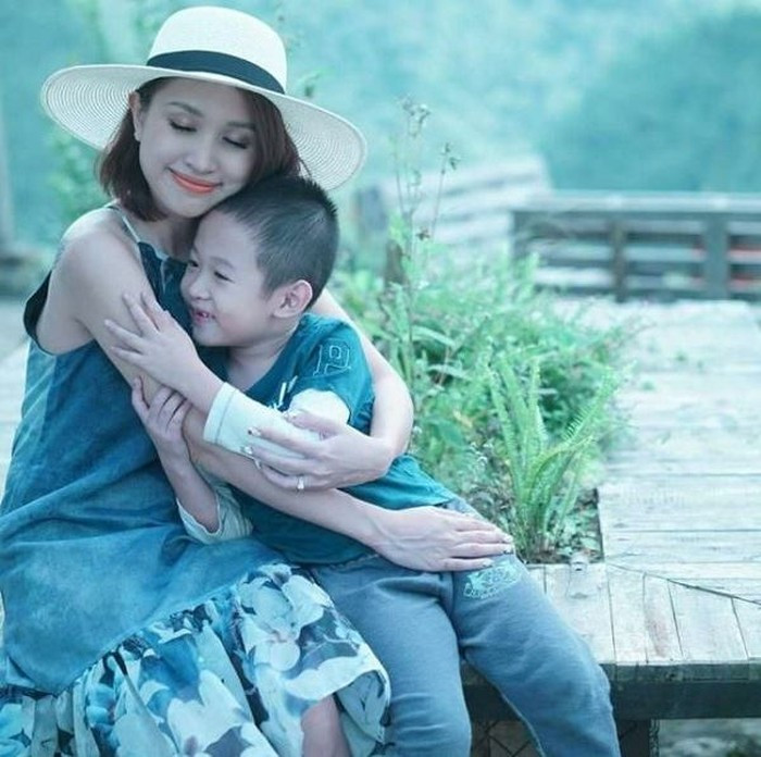 Vân Hugo đã làm mẹ đơn thân suốt gần 8 năm qua. Vân Hugo đã làm mẹ đơn thân suốt gần 8 năm qua.