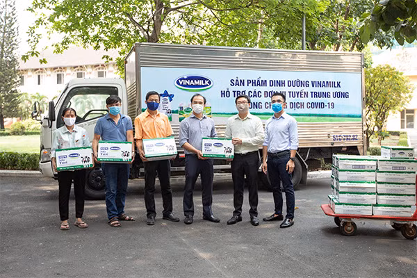 Ngày 8/4, các sản phẩm Vinamilk cũng đã được trao tận tay hơn 300 cán bộ, nhân viên đang công tác tại Viện Pasteur TP HCM