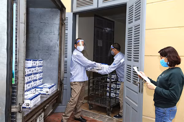 Hơn 20.000 sản phẩm sữa đã được Vinamilk gửi tặng đến các cán bộ, nhân viên, chuyên viên của Viện Vệ sinh dịch tễ Trung ương đang hàng ngày chiến đấu với dịch Covid-19.