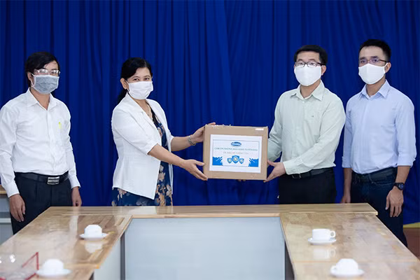 Vinamilk trao tặng cho Sở Y tế TP HCM 2.000 bộ đồ bảo hộ cùng 1.000 cái khẩu trang chuyên dụng để hỗ trợ các nhân viên y tế và các y bác sĩ tuyến đầu phòng, chống dịch