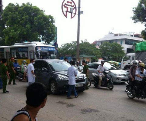 Ép xe ô tô vào lề đường, đâm tài xế chết tại chỗ