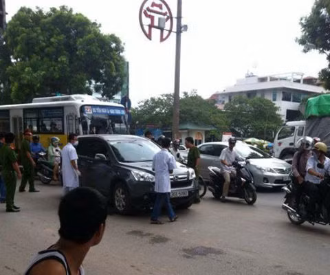 Ép xe ô tô vào lề đường, đâm tài xế chết tại chỗ