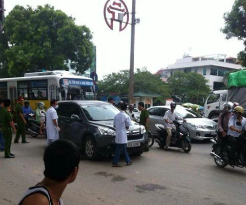 Ép xe ô tô vào lề đường, đâm tài xế chết tại chỗ