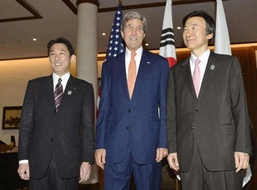 Ngoại trưởng Nhật Bản Fumio Kishida, Ngoại trưởng Mỹ John Kerry và Ngoại trưởng Hàn QUốc Yun Byung-se hôm nay chụp ảnh chung tại Nay Pyi Taw, thủ đô của Myanmar. Ảnh: Japan Times