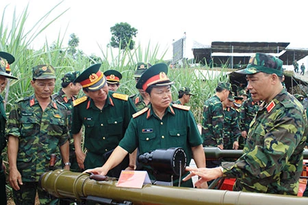 Lữ đoàn binh chủng luyện tập vượt chướng ngại nước