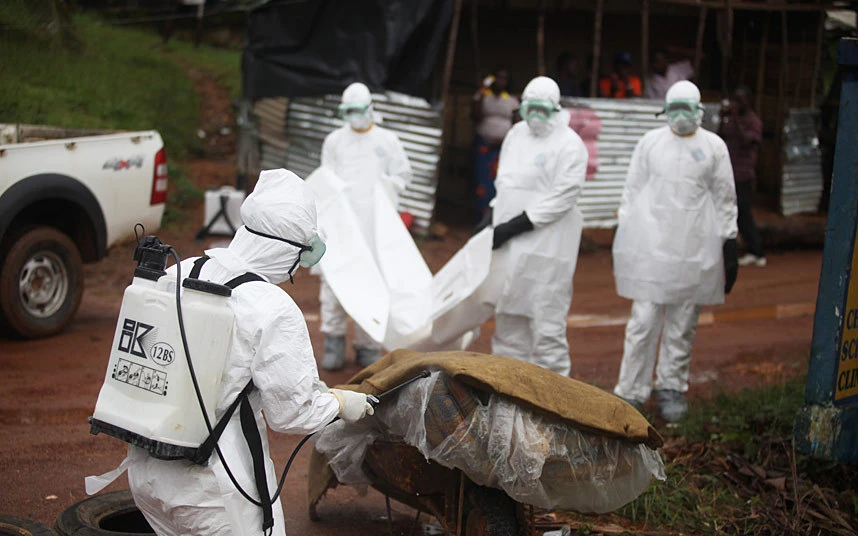 Phu mộ dũng cảm đương đầu với dịch Ebola