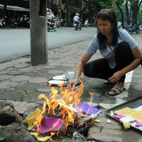 Hà Nội nghi ngút khói vì đốt vàng mã dịp Vu Lan