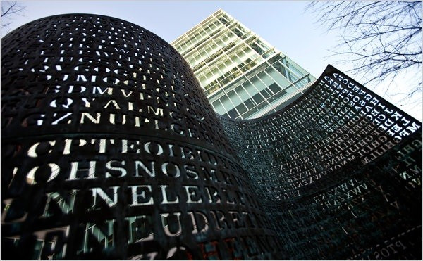 Tấm điêu khắc Kryptos tọa lạc ngay phía ngoài trụ sở của CIA ở Langley, Virginia, Mỹ.