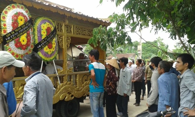 Gia đình tổ chức mai táng cho nạn nhân xấu số.