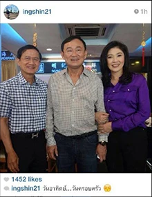 Bức ảnh chụp ông Thaksin (giữa), bà Yingluck (phải) và Somchai Wongsawat(trái), em rể cựu Thủ tướng Thaksin. Ảnh: Bangkok Post