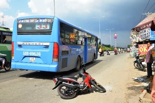 Hiện trường vụ xe buýt tấp lề bất ngờ, hai bà cháu nhập viện.