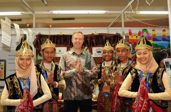 Ông Ted Osius (giữa) trong nhiệm kỳ công tác tại sứ quán Mỹ ở Indonesia. Ảnh: usembassyjakarta