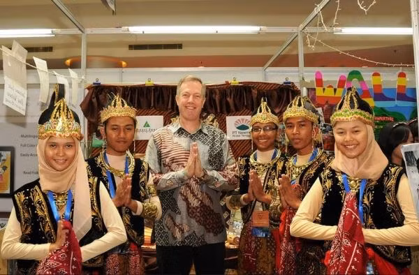 Ông Ted Osius (giữa) trong nhiệm kỳ công tác tại sứ quán Mỹ ở Indonesia. Ảnh: usembassyjakarta