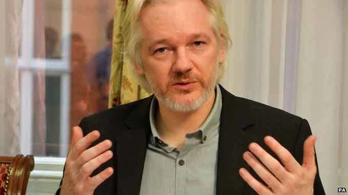 Julian Assange xuất hiện trong cuộc họp báo ở Đại sứ quán Ecuardor tại London - Ảnh: BBC Julian Assange xuất hiện trong cuộc họp báo ở Đại sứ quán Ecuardor tại London - Ảnh: BBC