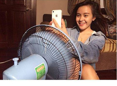 Bà Tưng áo trễ nải xõa tóc hứng gió... quạt!