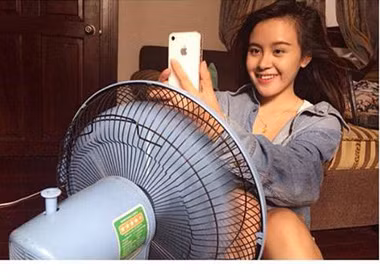 Bà Tưng áo trễ nải xõa tóc hứng gió... quạt!