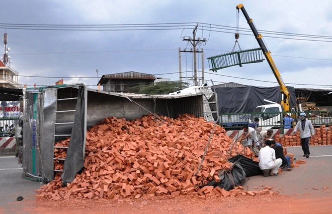 Tránh người bị tai nạn, xe tải chở gạch lật nhào trên quốc lộ