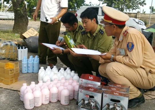 Lực lượng liên ngành Thanh Hóa đang kiểm tra lô mỹ phẩm không nguồn gốc, xuất xứ