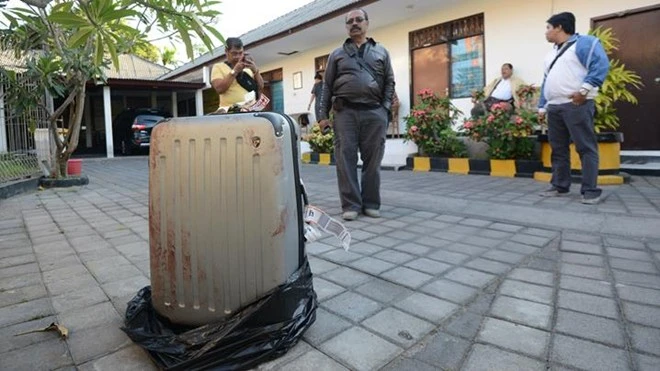 Cảnh sát tìm thấy chiếc vali giấu xác của Mack trong ngăn đựng hành lý của xe taxi. Ảnh: AFP