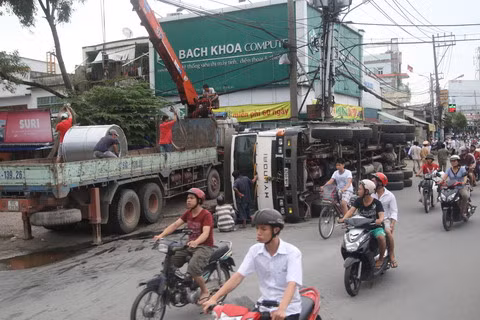 "Tử thần lá thép" lướt mặt hàng chục người đi đường