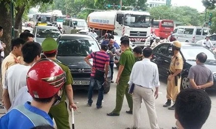 Bắt đối tượng chủ mưu vụ đâm chết người ngồi trong ô tô