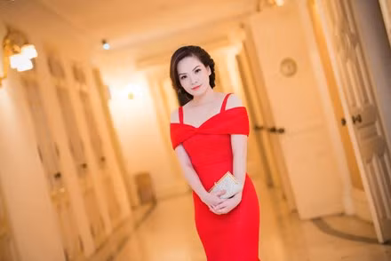 "Gái hai con" Đan Lê thon gọn và gợi cảm