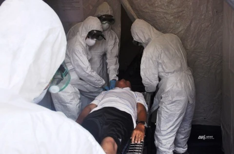 Bác sĩ "khử khuẩn"" cho bệnh nhân trong vùng dịch Ebola