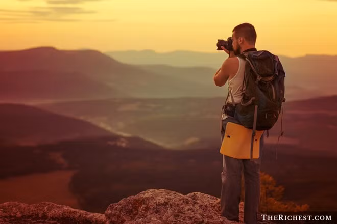 10 công việc lương cao lại được đi du lịch