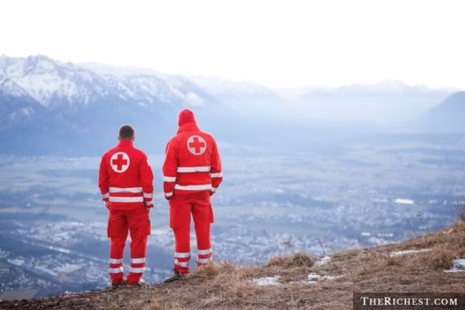 10 công việc lương cao lại được đi du lịch