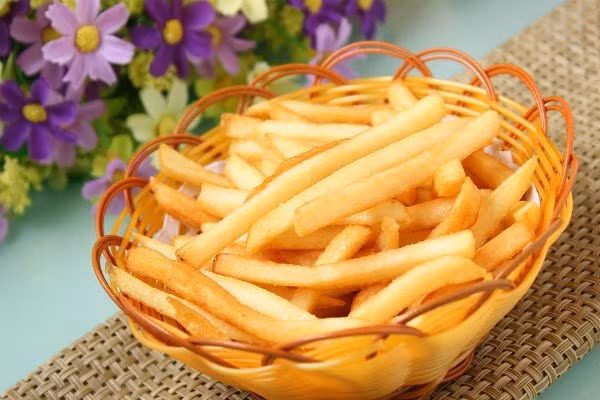 Dù mua sẵn hay tự làm khoai tây chiên, món ăn này đều rất nguy hiểm. Vì vậy, bạn nên hạn chế sử dụng. Ngoài món khoai tây kể trên, trong gia đình chúng ta cũng hay tự làm món khoai tây chiên. Cho dù tự làm nhưng khi chiên cũng sẽ tạo ra chất acrylamide. Vì vậy chúng ta cần hạn chế ăn hai món này.