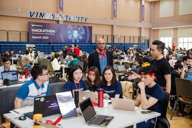 Nữ sinh làm thiết bị định vị cho người khiếm thị nhận học bổng 100% của VinUni ảnh 2