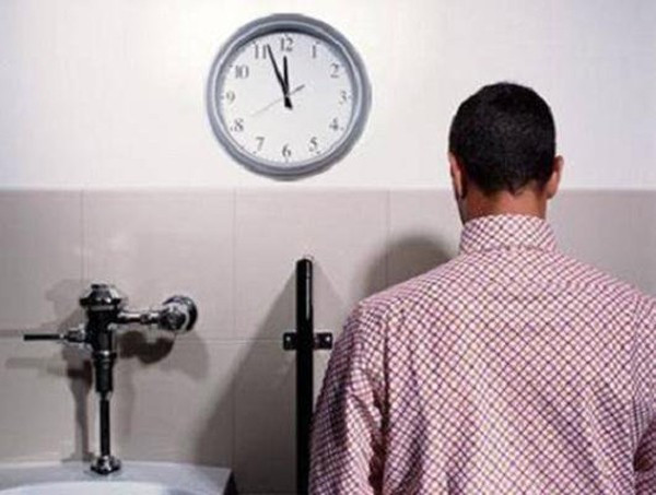 Nếu bạn uống nhiều nước trước khi đi ngủ, việc thức dậy một hoặc hai lần một đêm để đi vệ sinh là bình thường. Nhưng nếu bạn thức dậy thường xuyên, có thể bạn đang mắc một số bệnh nghiêm trọng như: Bệnh tiểu đường, viêm bàng quang, bệnh thận hoặc nhiễm trùng đường tiết niệu. Ảnh minh họa: Internet Nếu bạn uống nhiều nước trước khi đi ngủ, việc thức dậy một hoặc hai lần một đêm để đi vệ sinh là bình thường. Nhưng nếu bạn thức dậy thường xuyên, có thể bạn đang mắc một số bệnh nghiêm trọng như: Bệnh tiểu đường, viêm bàng quang, bệnh thận hoặc nhiễm trùng đường tiết niệu. Ảnh minh họa: Internet