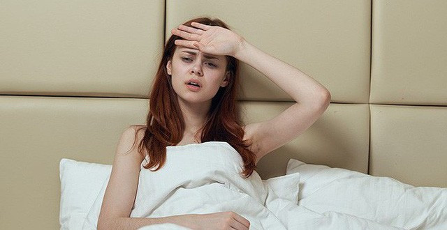 Mỗi lần tỉnh giấc giữa đêm, bạn lại thấy lưng áo mình ướt đẫm mồ hôi, nhiều lúc tỉnh dậy buổi sáng mà người ướt như vừa bước ra từ phòng tắm. Trước tiên, bạn thử cải thiện tình trạng này bằng cách giảm nhiệt độ phòng ngủ và mặc quần áo thoáng mát hơn. Nếu tình trạng không cải thiện, có thể nguyên nhân là do hormone trong cơ thể có sự thay đổi. Tình trạng tuyến giáp và thời kỳ mãn kinh có thể gây mất cân bằng nội tiết tố, khiến bạn đổ mồ hôi nhiều hơn vào ban đêm. Ảnh minh họa: Internet. Mỗi lần tỉnh giấc giữa đêm, bạn lại thấy lưng áo mình ướt đẫm mồ hôi, nhiều lúc tỉnh dậy buổi sáng mà người ướt như vừa bước ra từ phòng tắm. Trước tiên, bạn thử cải thiện tình trạng này bằng cách giảm nhiệt độ phòng ngủ và mặc quần áo thoáng mát hơn. Nếu tình trạng không cải thiện, có thể nguyên nhân là do hormone trong cơ thể có sự thay đổi. Tình trạng tuyến giáp và thời kỳ mãn kinh có thể gây mất cân bằng nội tiết tố, khiến bạn đổ mồ hôi nhiều hơn vào ban đêm. Ảnh minh họa: Internet.