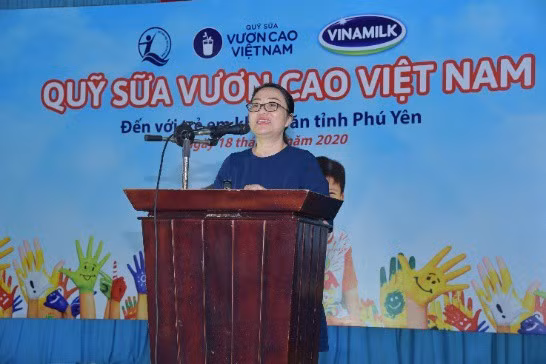 Quỹ sữa vươn cao Việt Nam và Vinamilk trao tặng 83.400 ly sữa cho trẻ em khó khăn Phú Yên - ảnh 2
