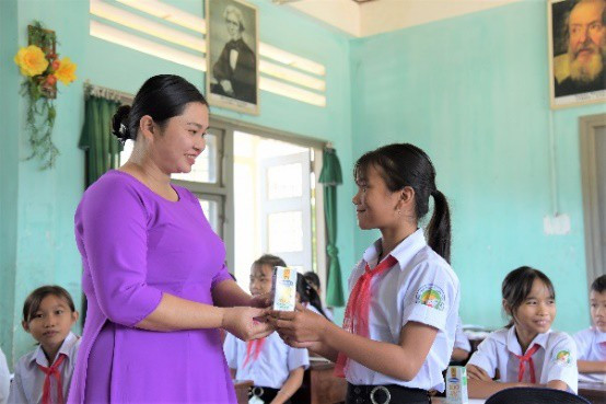 Quỹ sữa vươn cao Việt Nam và Vinamilk trao tặng 83.400 ly sữa cho trẻ em khó khăn Phú Yên ảnh 3 Quỹ sữa vươn cao Việt Nam và Vinamilk trao tặng 83.400 ly sữa cho trẻ em khó khăn Phú Yên - ảnh 4
