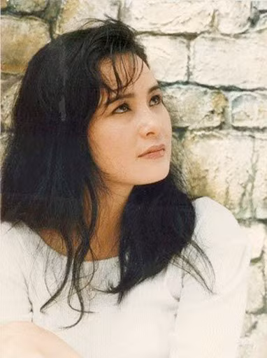 Đầu tiên phải kể đến NSND Hoàng Cúc, sinh năm 1957 từng nổi danh bởi vẻ đẹp “sắc nước hương trời”.