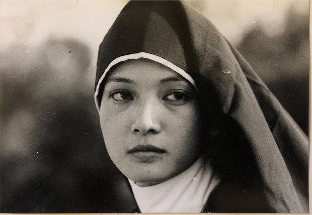 Năm 1989, Lê Khanh gây ấn tượng với vai diễn tu sĩ Băng Thanh trong phim truyền hình “Săn bắt cướp'” sau đó là hàng loạt bộ phim như "Chị dậu", "Thương nhớ đồng quê", "Đêm hội Long Trì", "Bao giờ cho đến tháng 10".... Năm 1989, Lê Khanh gây ấn tượng với vai diễn tu sĩ Băng Thanh trong phim truyền hình “Săn bắt cướp'” sau đó là hàng loạt bộ phim như "Chị dậu", "Thương nhớ đồng quê", "Đêm hội Long Trì", "Bao giờ cho đến tháng 10"....