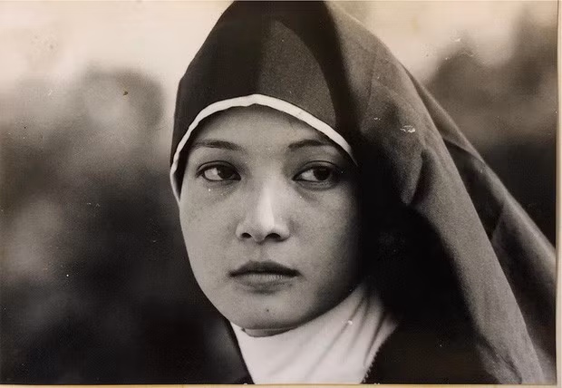 Năm 1989, Lê Khanh gây ấn tượng với vai diễn tu sĩ Băng Thanh trong phim truyền hình “Săn bắt cướp'” sau đó là hàng loạt bộ phim như "Chị dậu", "Thương nhớ đồng quê", "Đêm hội Long Trì", "Bao giờ cho đến tháng 10"....