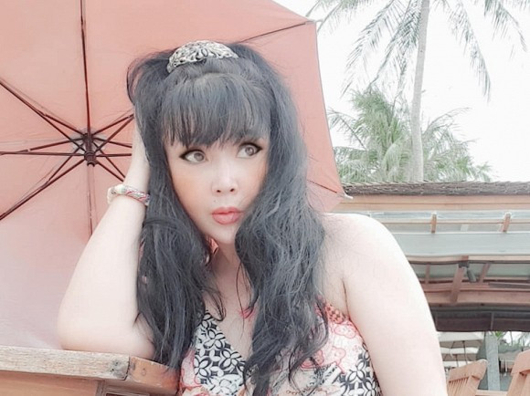 Tuy nhiên thời gian gần đây, nhan sắc nữ diễn viên không còn được khen ngợi như xưa vì nhiều người cho rằng chị lạm dụng thẩm mỹ. Tuy nhiên thời gian gần đây, nhan sắc nữ diễn viên không còn được khen ngợi như xưa vì nhiều người cho rằng chị lạm dụng thẩm mỹ.