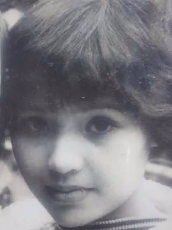 Sau này, NSND Lan Hương vẫn sở hữu những nét đẹp từ thời thiếu nữ với đôi mắt đen láy to tròn, gương mắt bầu bĩnh, sống mũi thon gọn.