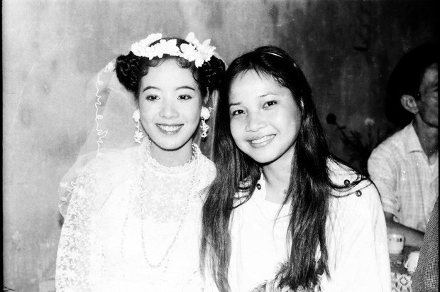 Mỹ nhân thứ 5 được nhắc đến là nghệ sĩ Chiều Xuân, chị sinh năm 1967 tại Hà Nội có bố là đạo diễn nổi tiếng Đức Đọc. Ngay từ nhỏ chị đã sở hữu nhan sắc thanh tú với những đường nét khuôn mặt nổi bật. Trong hình là ảnh Chiều Xuân tại lễ cưới với nhạc sĩ Đỗ Hồng Quân năm 1987. Mỹ nhân thứ 5 được nhắc đến là nghệ sĩ Chiều Xuân, chị sinh năm 1967 tại Hà Nội có bố là đạo diễn nổi tiếng Đức Đọc. Ngay từ nhỏ chị đã sở hữu nhan sắc thanh tú với những đường nét khuôn mặt nổi bật. Trong hình là ảnh Chiều Xuân tại lễ cưới với nhạc sĩ Đỗ Hồng Quân năm 1987.