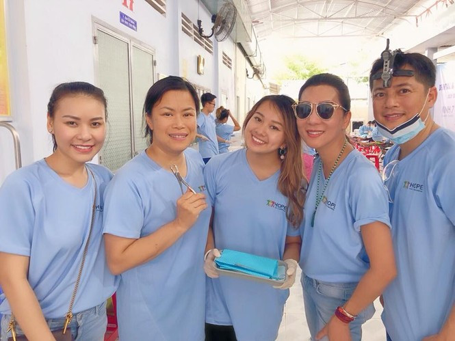 Giải thích về việc con gái út không nói được tiếng mẹ đẻ, MC Kỳ Duyên khẳng định cô có dạy con tiếng Việt và cho rằng gốc Việt không chỉ phụ thuộc vào ngôn ngữ Việt mà quan trọng hơn là tâm hồn Việt. Giải thích về việc con gái út không nói được tiếng mẹ đẻ, MC Kỳ Duyên khẳng định cô có dạy con tiếng Việt và cho rằng gốc Việt không chỉ phụ thuộc vào ngôn ngữ Việt mà quan trọng hơn là tâm hồn Việt.