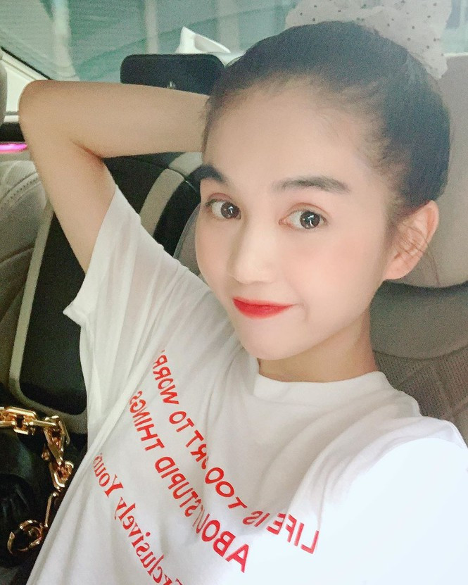 Ở tuổi 31, cô sở hữu gương mặt thon gọn, trẻ trung như mới đầu hai, thậm chí còn "non" hơn lúc mới vào nghề. Ở tuổi 31, cô sở hữu gương mặt thon gọn, trẻ trung như mới đầu hai, thậm chí còn "non" hơn lúc mới vào nghề.