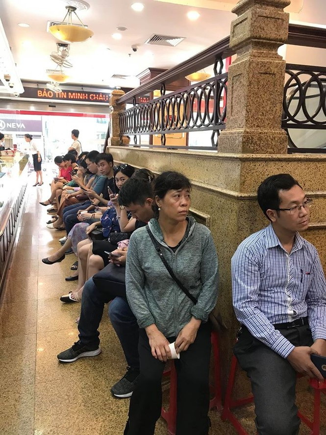 Chờ xếp hàng để giao dịch vàng trong ngày vàng lên cao kỷ lục. Chờ xếp hàng để giao dịch vàng trong ngày vàng lên cao kỷ lục.