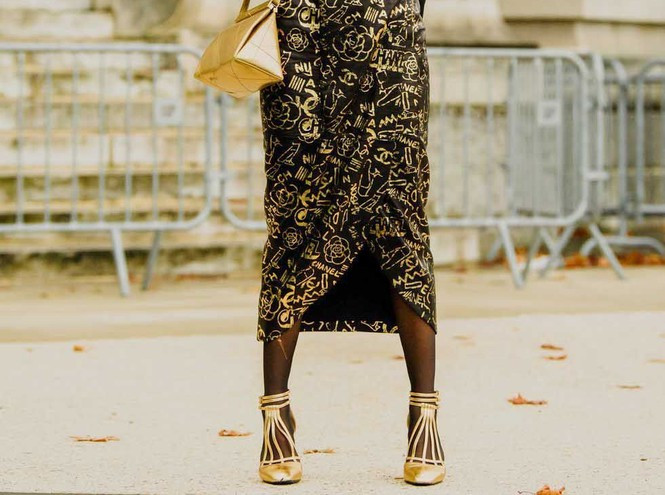 Một đôi giày cao gót metal màu kim loại luôn là lựa chọn tuyệt vời cho khá nhiều outfit. Sở hữu cả tủ giày hoành tráng nhưng chưa chắc bạn có đủ 8 loại thiết yếu này - ảnh 7
