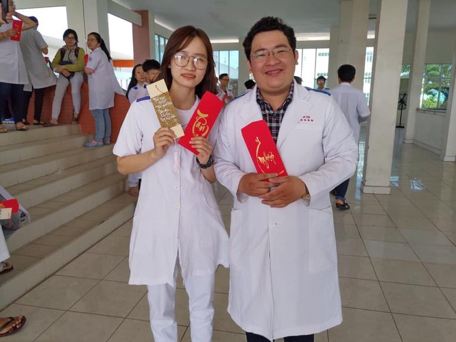 Là lớp trưởng, Tấn Tài rất vui vẻ hòa đồng với các bạn học. Là lớp trưởng, Tấn Tài rất vui vẻ hòa đồng với các bạn học.