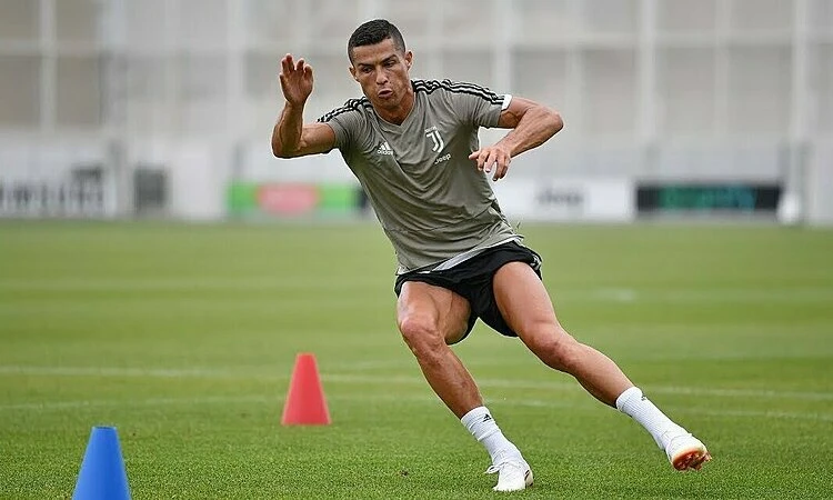 Nhà vô địch điền kinh nể Ronaldo