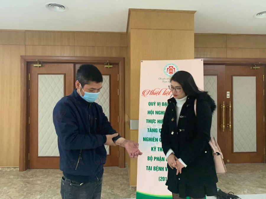 Phạm Văn Vương khoe bàn tay mới của mình sau gần một năm được ghép thành công. Cuộc sống mới của người đàn ông Việt Nam đầu tiên được ghép tay -0