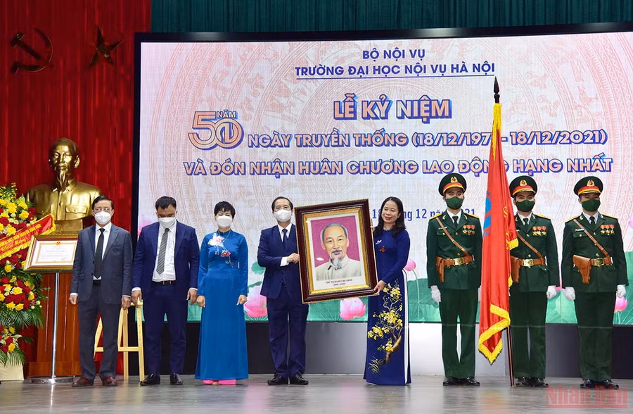 Lễ kỷ niệm 50 năm ngày truyền thống trường Đại học Nôi vụ Hà Nội và đón nhận Huân chương Lao động hạng Nhất -1
