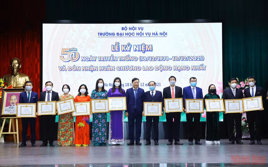 Lễ kỷ niệm 50 năm ngày truyền thống trường Đại học Nôi vụ Hà Nội và đón nhận Huân chương Lao động hạng Nhất -2